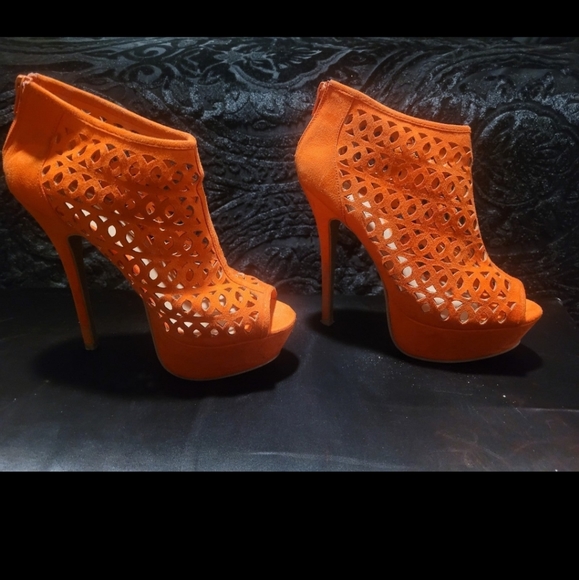 Women Heels - Picture 1 of 3